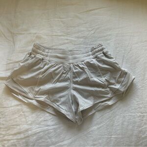 Lululemon athletica white women's hotty hot low rise lined short 2.5